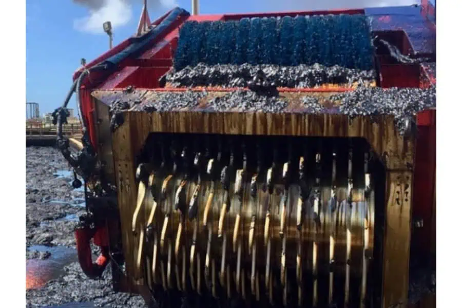 Oil spill recovery machine separating crude oil